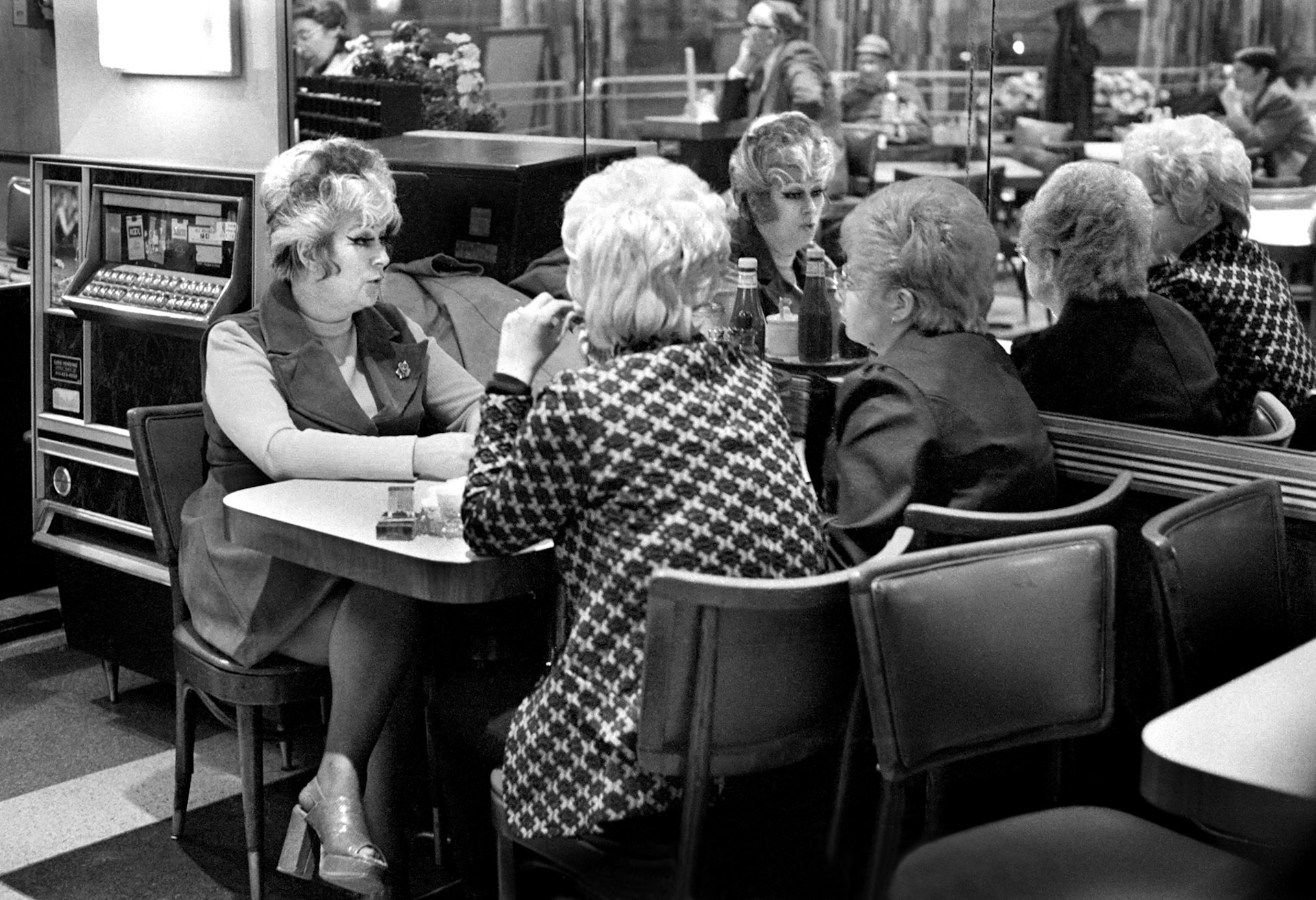 Nostalgic photos of New York City's café culture in the '70s