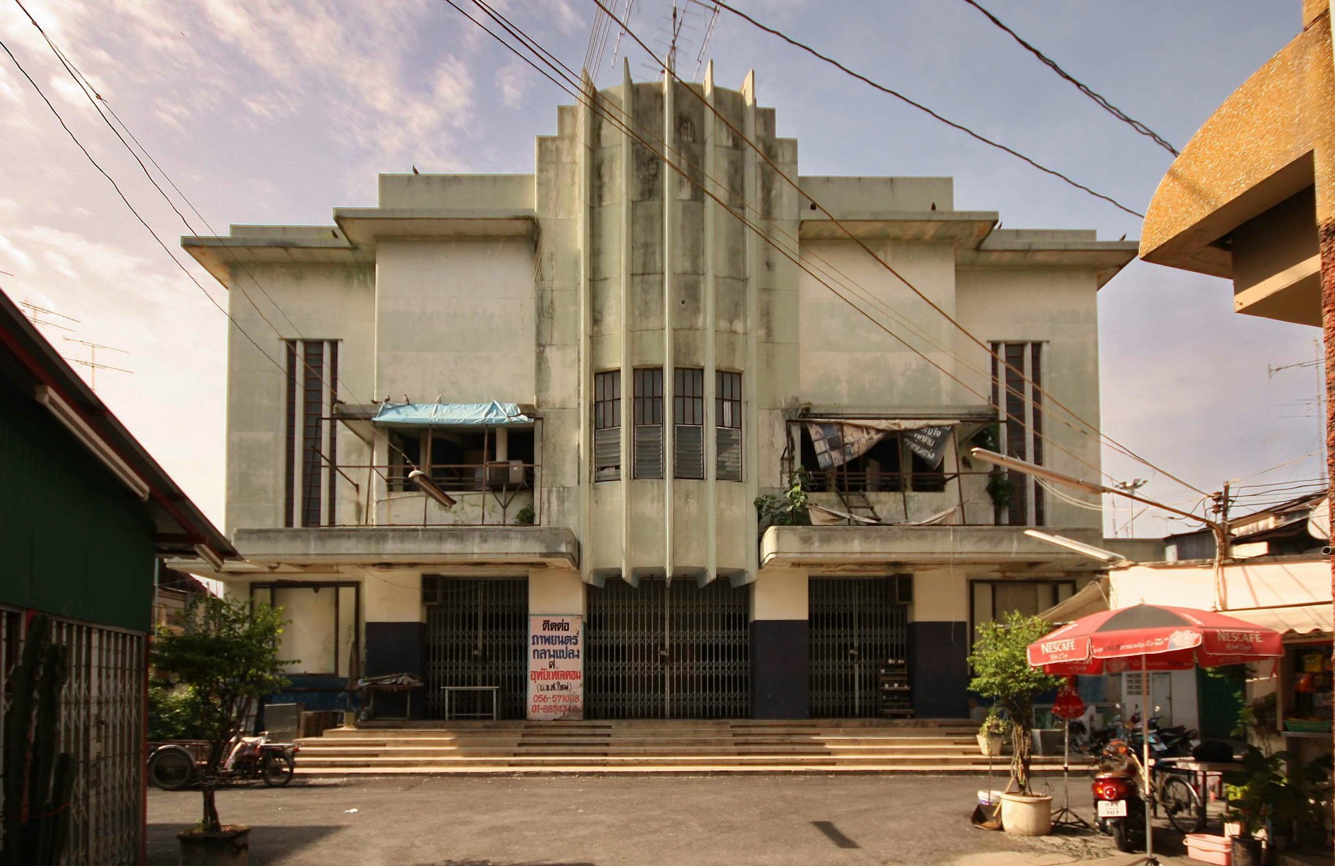 Photos of Thailand’s old abandoned cinemas