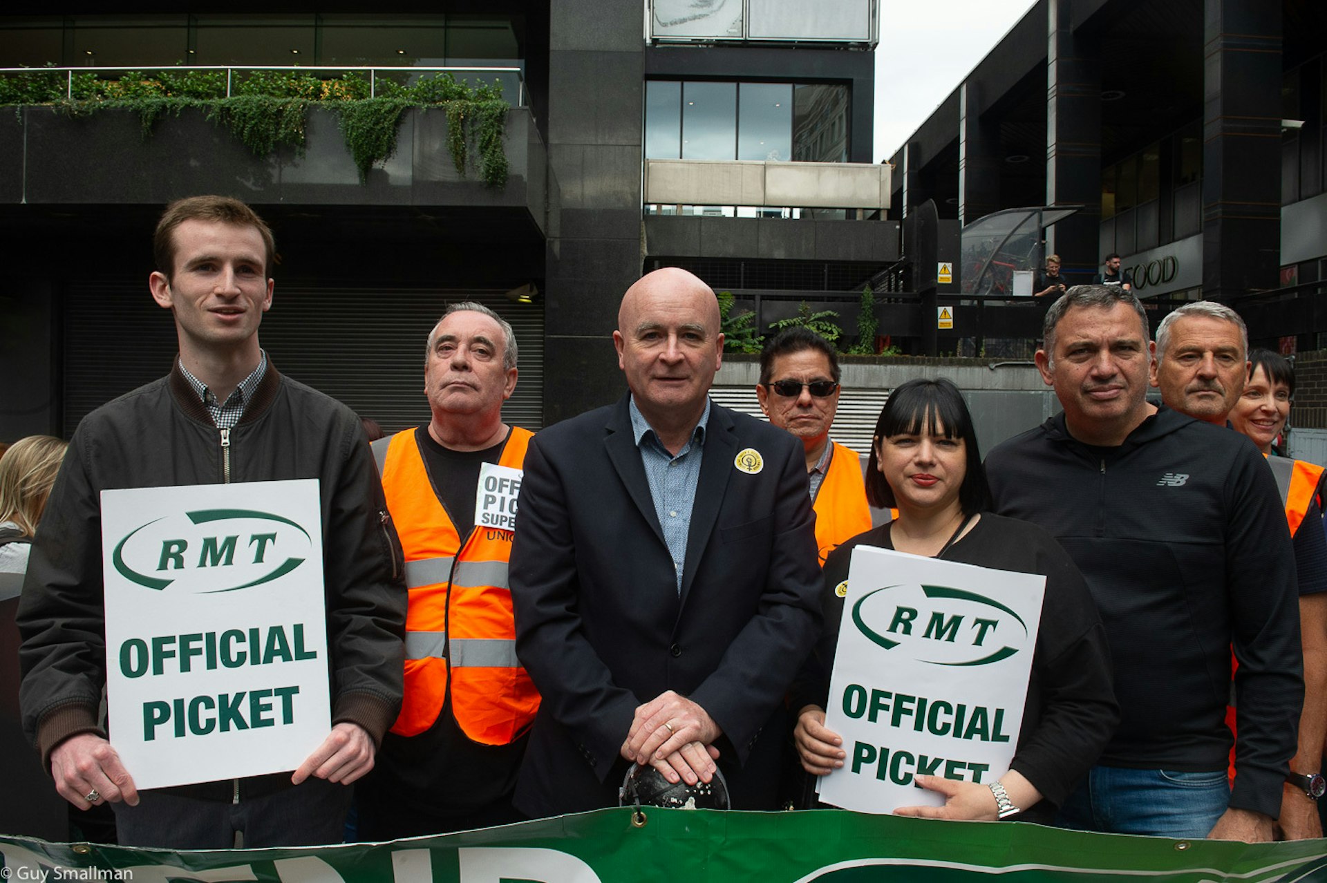 Rail strikes: photos of worker solidarity on the picket lines