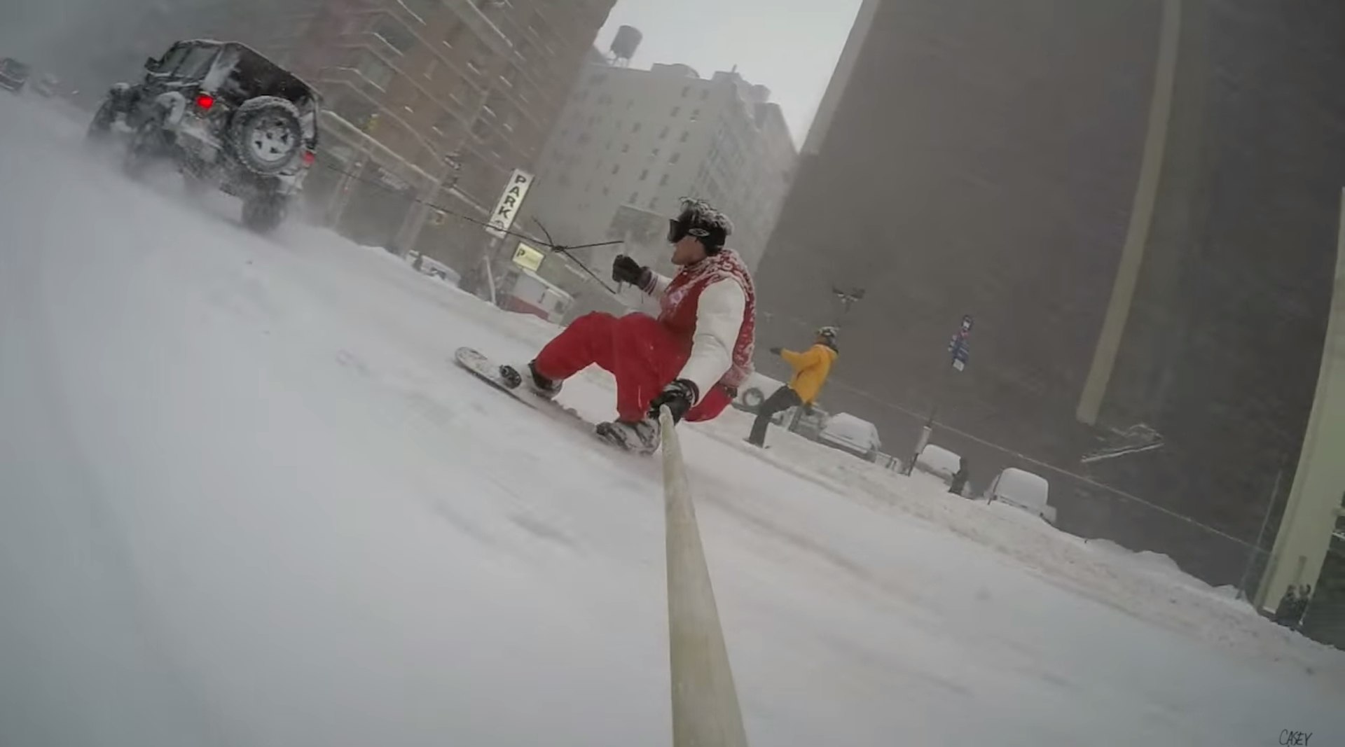 Video: Snowboarding through New York in a snowstorm