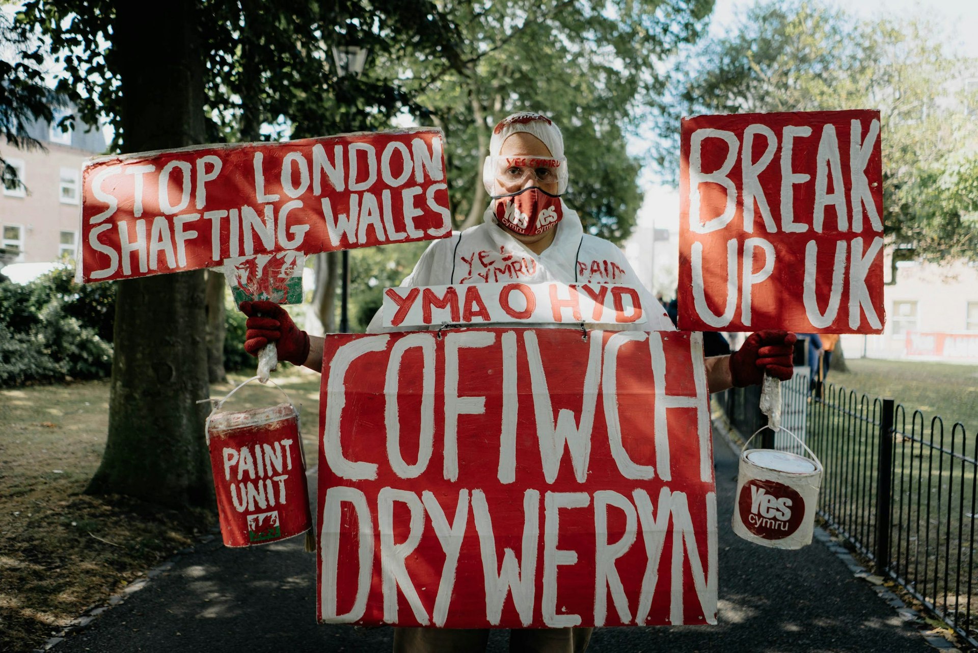 ‘We want a divorce!‘ – photos of the rally for Welsh independence