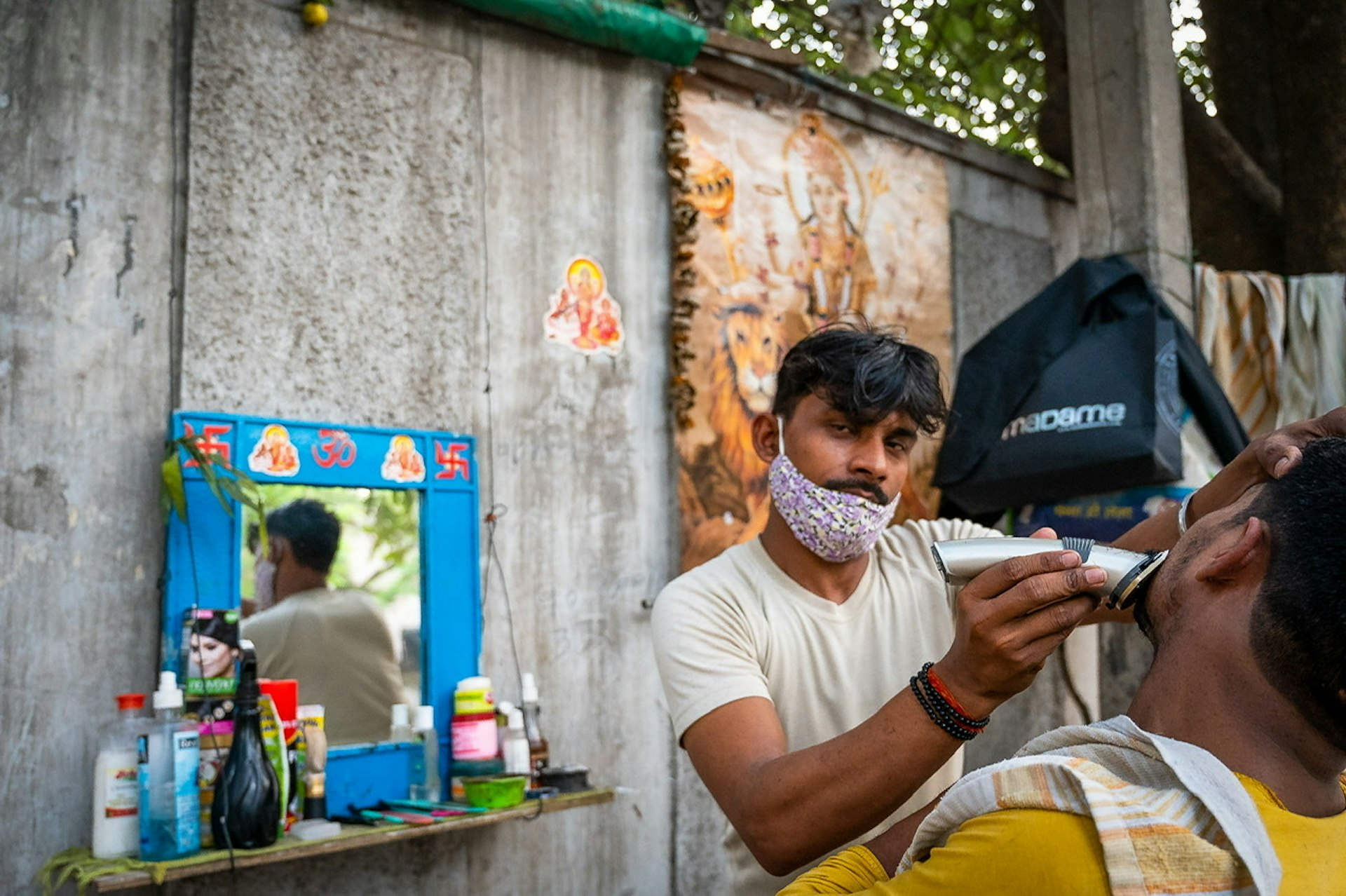 The Indian street barbers persevering amid Covid-19