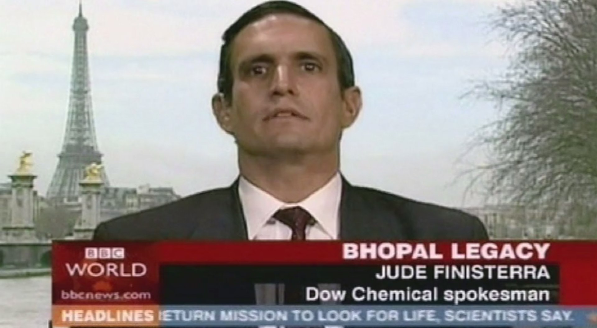Jacques Servin poses as a DOW Chemical spokesman and accepts responsibility for the Bhopal disaster on BBC World News. The broadcast reached 400m people.