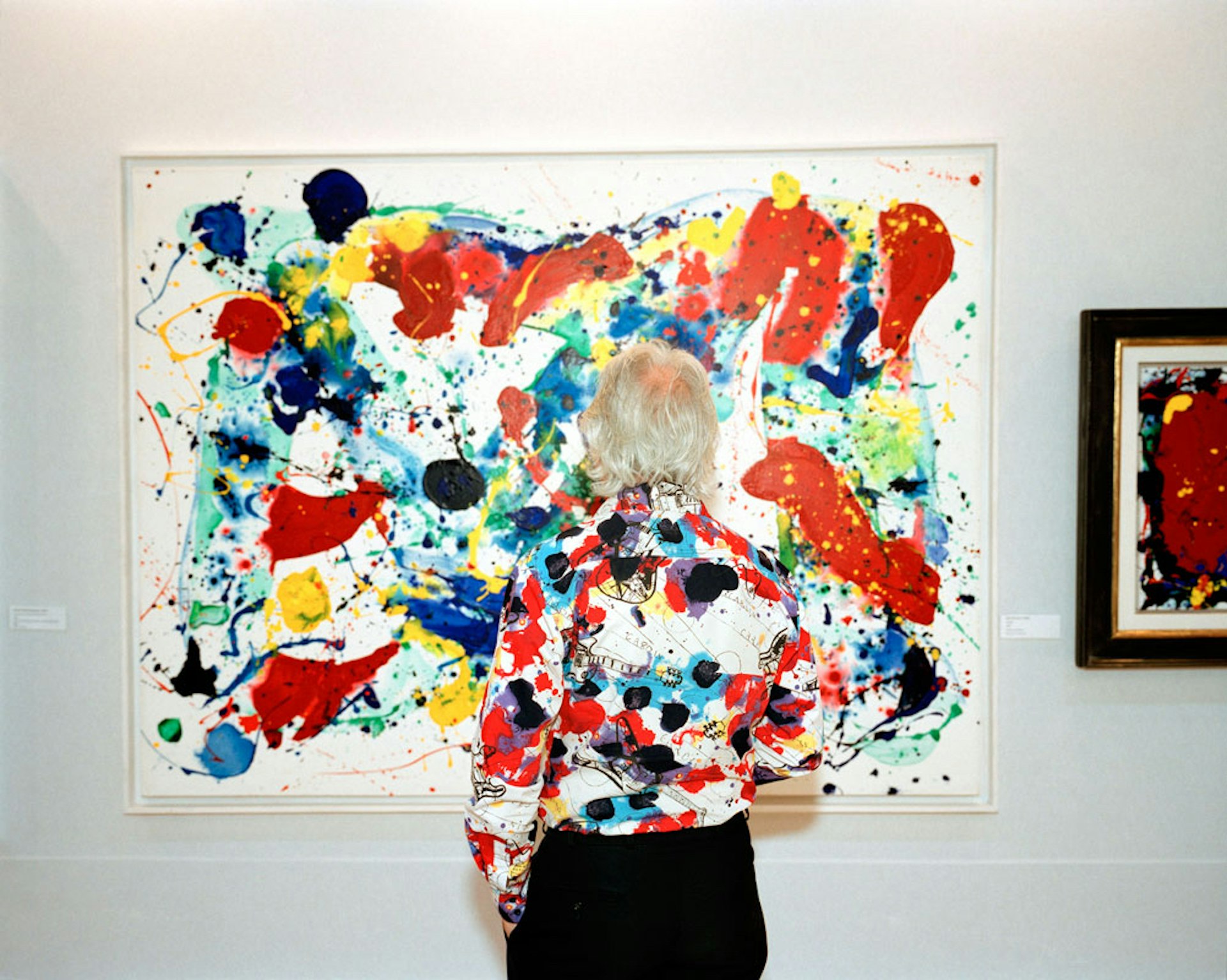 Martin-Parr-Abstract-painting-with-abstract-shirt-United-Arab-Emirates-Dubai-DIFC-Gulf-Art-Fair-2007-c-Martin-Parr-small
