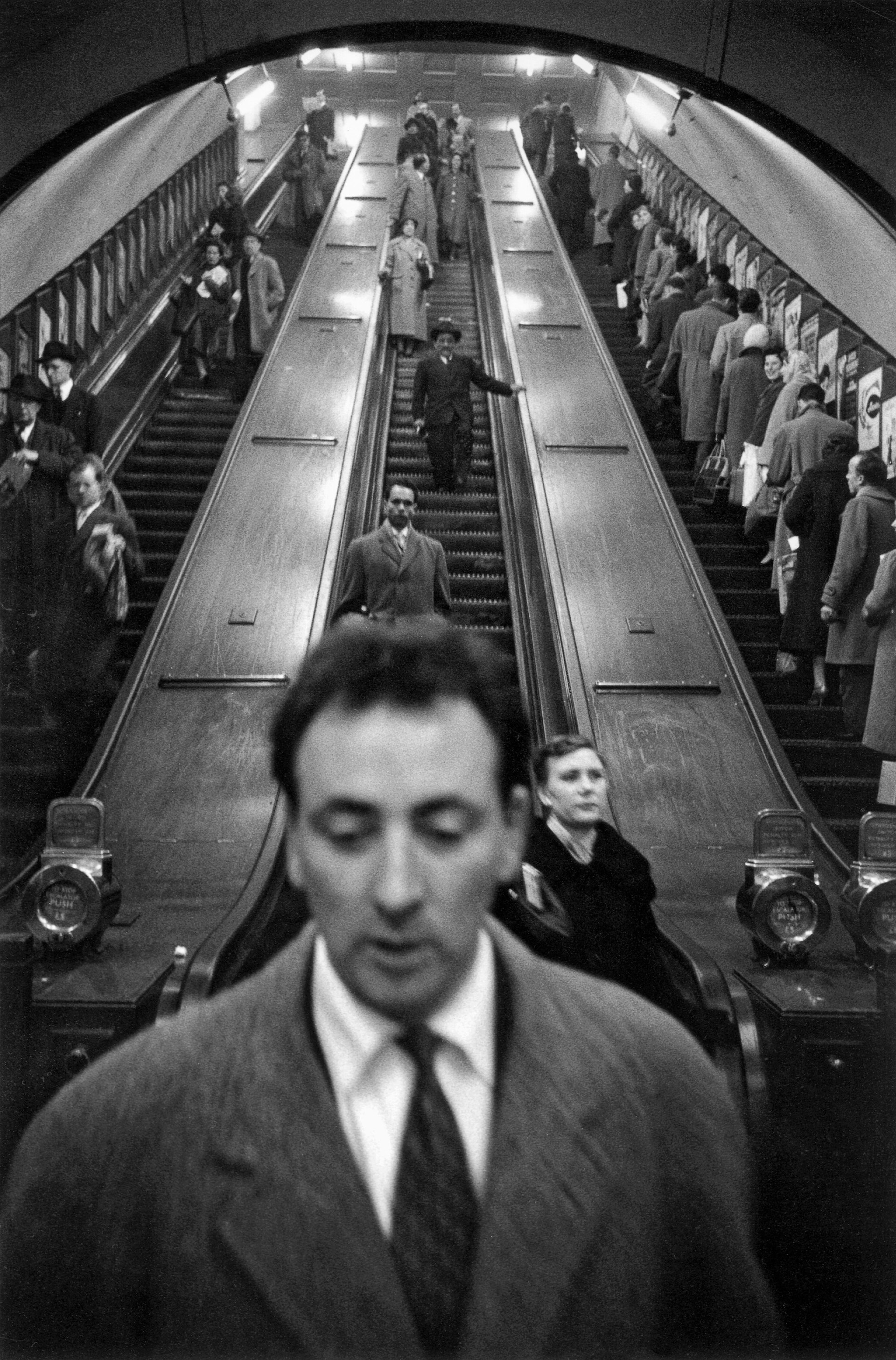 Sergio Larrain London. Baker Street underground station. 1958-1959. © Sergio Larrain / Magnum Photos