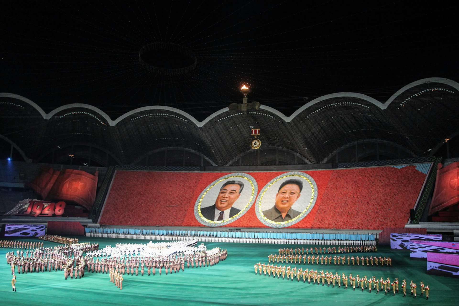 Card stunt depicting the former DPRK leaders Kim-il-Sung and Kim-Jong- il.