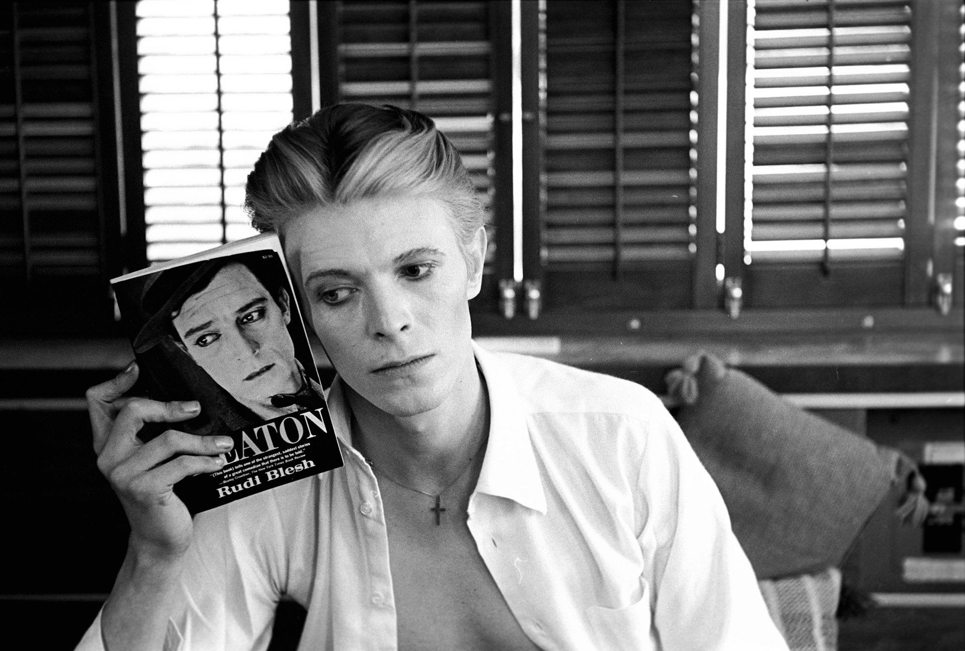 Bowie with Keaton Book, New Mexico 1975 © Steve Schapiro