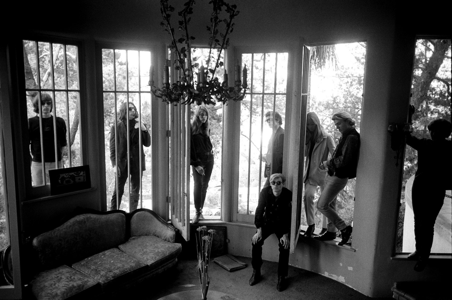 Warhol and the Velvet Underground through window. Los Angeles © Steve Schapiro