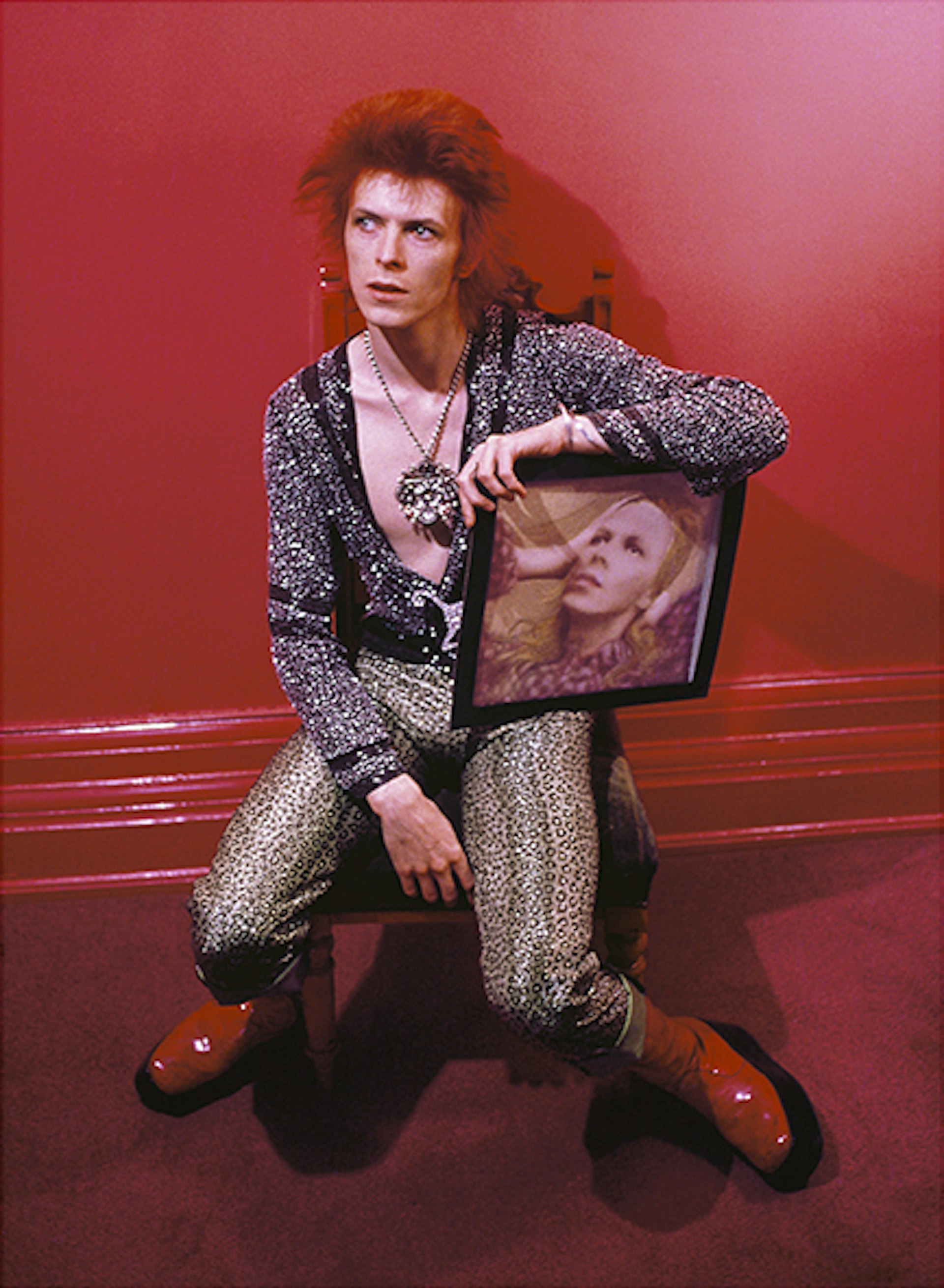 David Bowie with Hunky Dory album cover, Haddon Hall, UK, 1973, © Mick Rock / courtesy The Print Room 