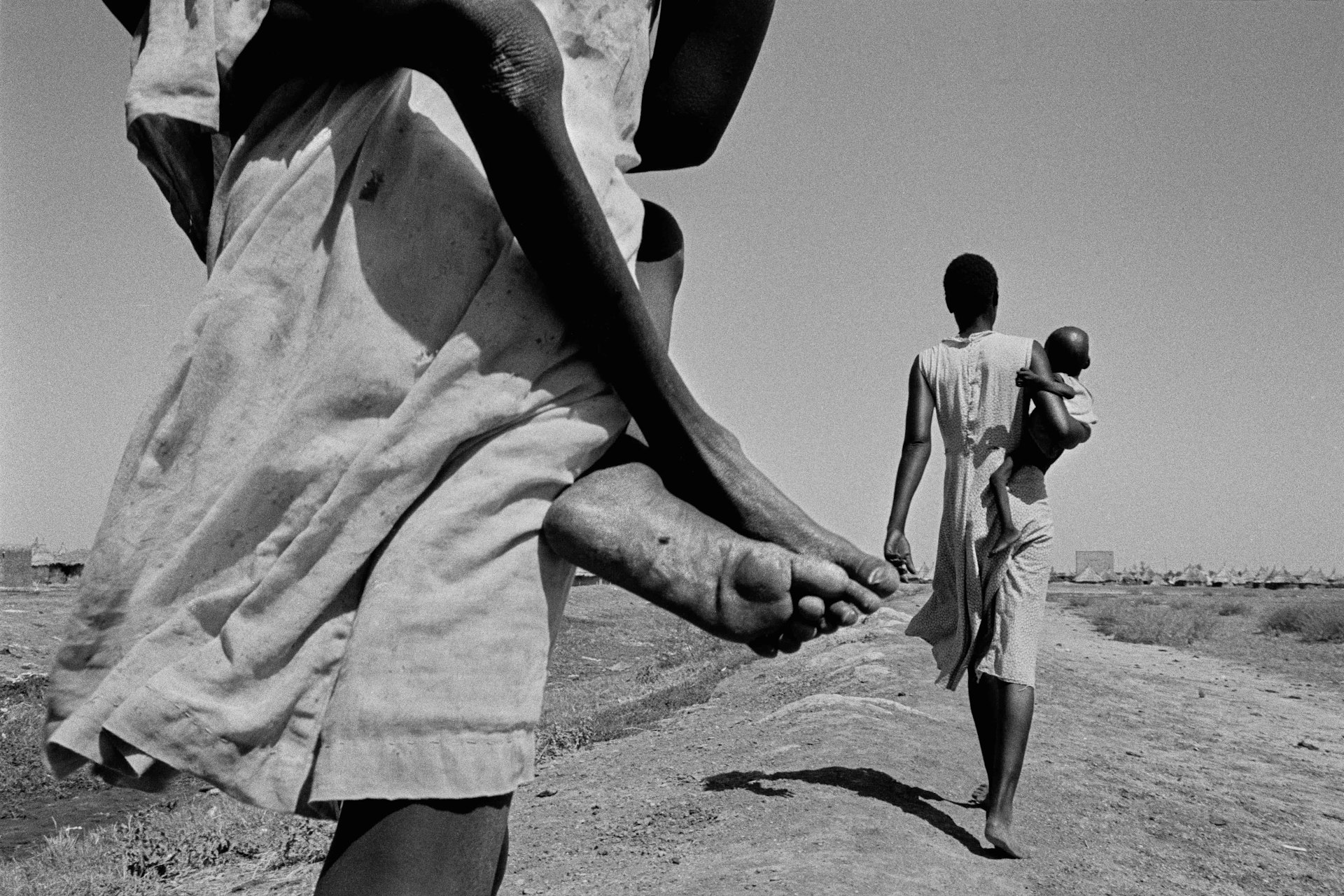 South Sudanese displaced. Most of the malnourished children are too weak to walk the 300m to the feeding centre and have to be carried there. Kosti. Sudan. 1988. © John Vink/Magnum Photos