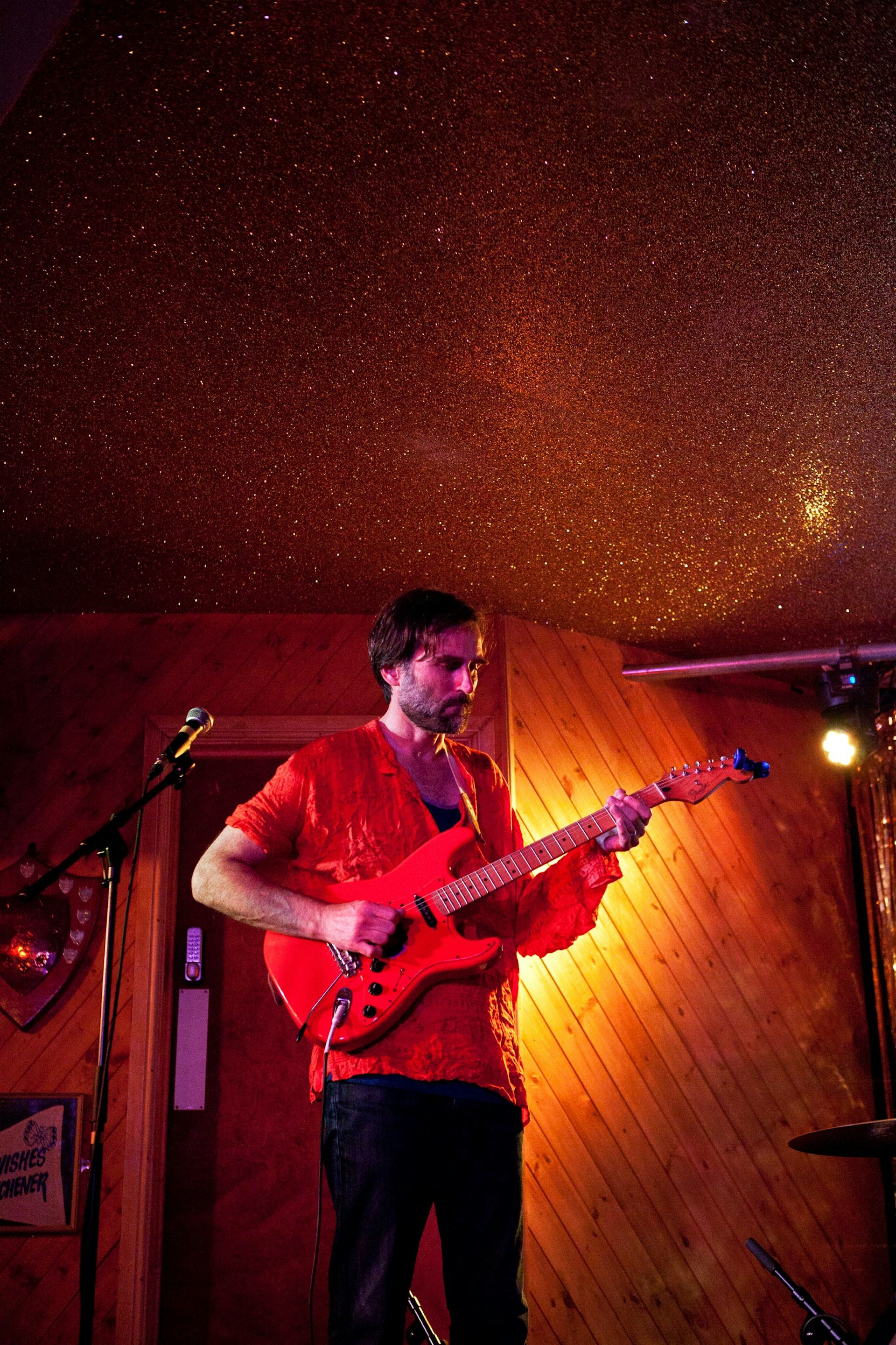 Neil Michael Hagerty performing with the Howling Hex at London's Moth Club, 2016. Photo by Declan Slattery.