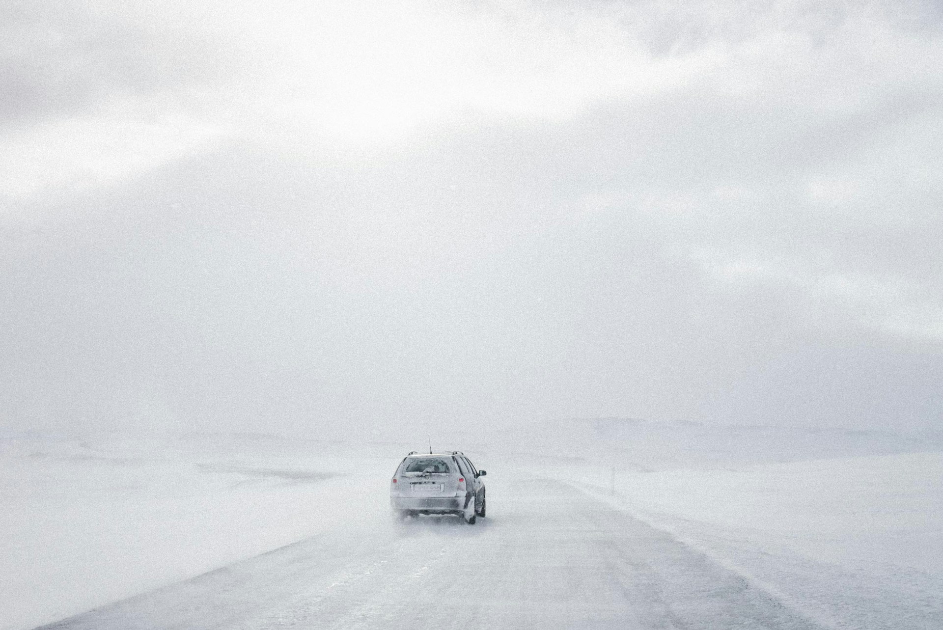 Daniel_Zvereff-iceland-car-snow-1008468