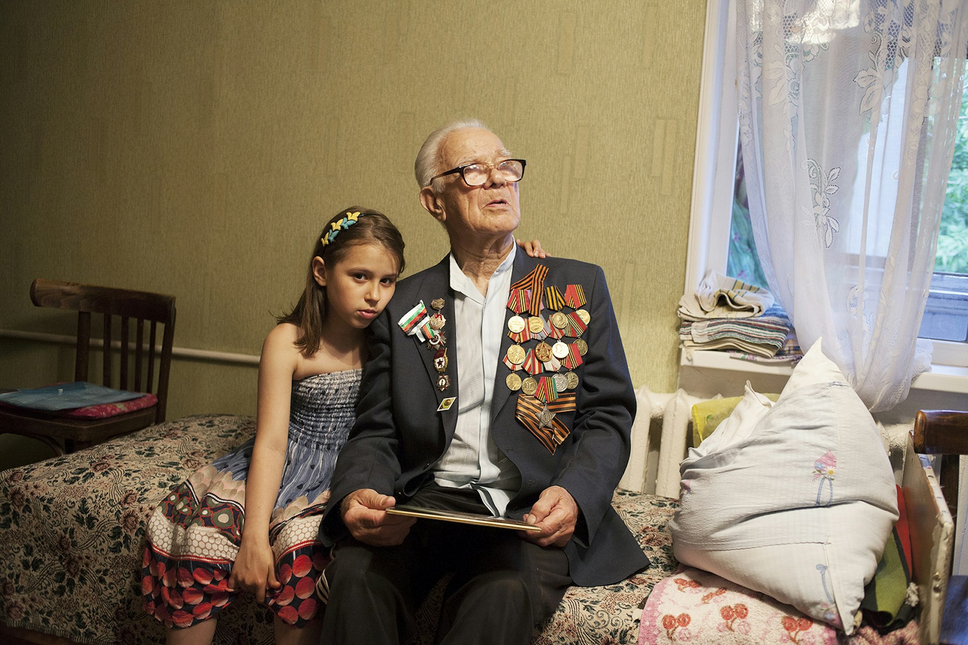 Veteran Fadejew Jakob Iwanowitsch with his granddaughter