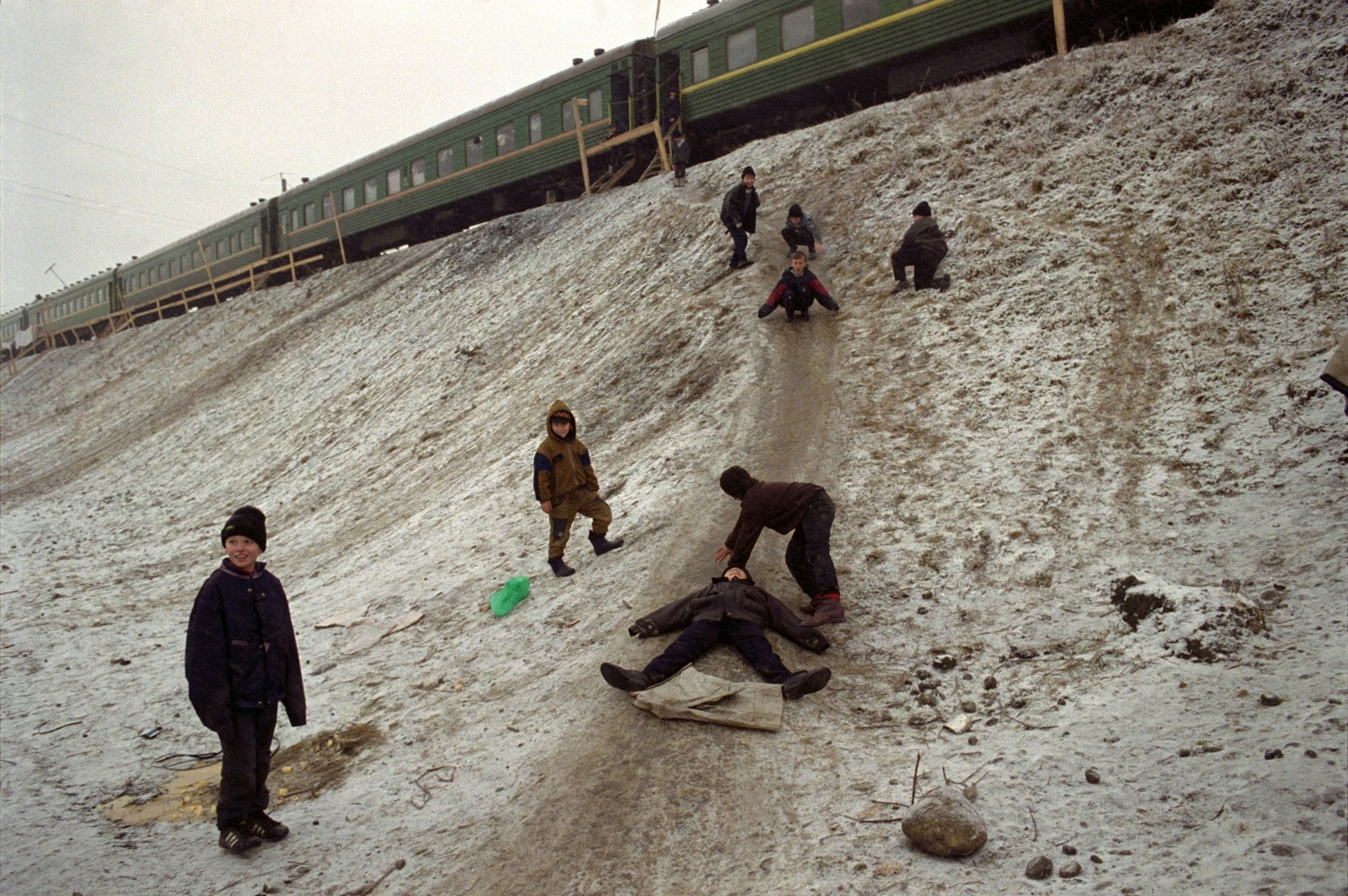 ￼Chechen refugees living in neighbouring Ingushetia. RUSSIA. Ingushetia, 11/12 1999. © Thomas Dworzak