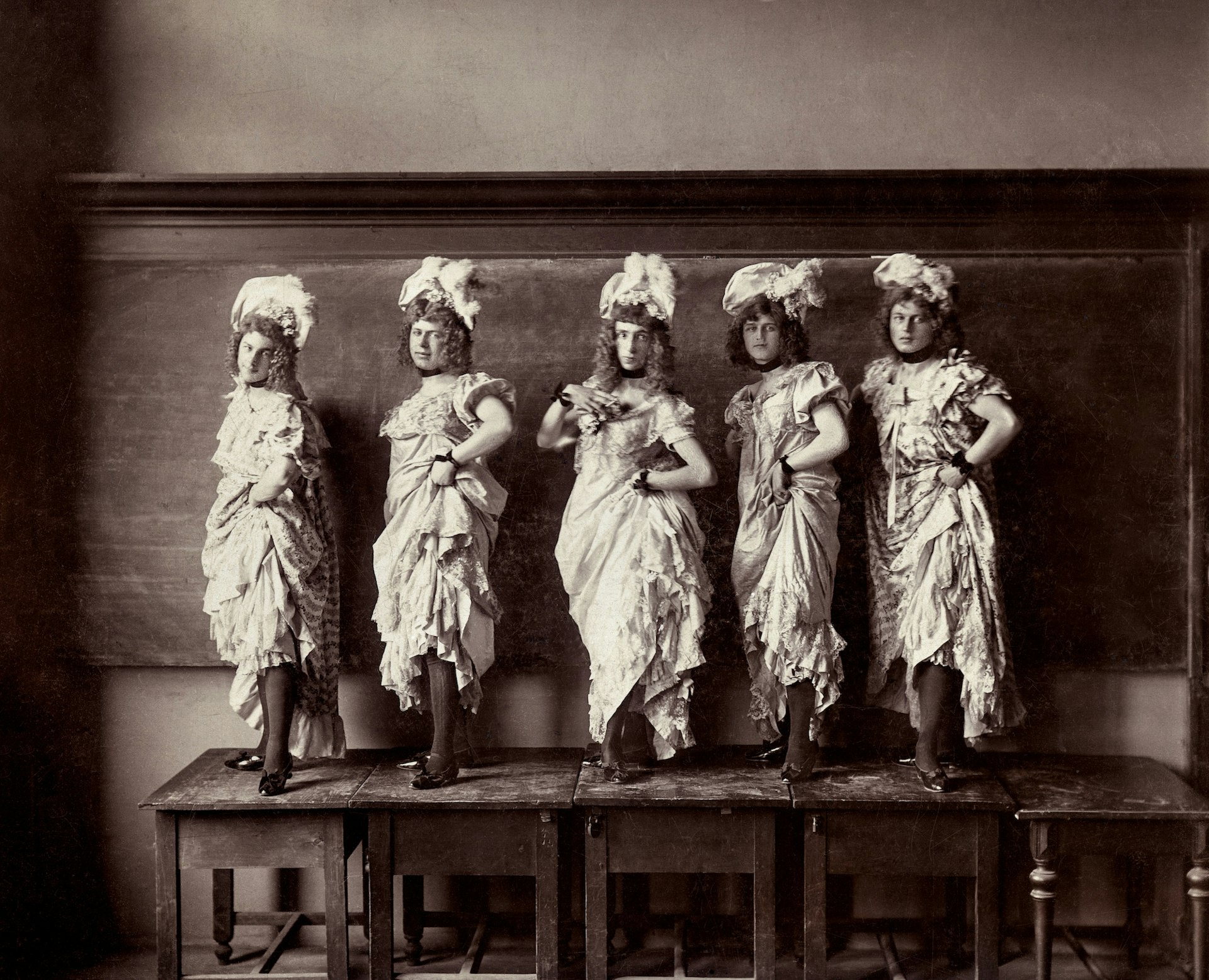 Five performers on a platform. Handwritten on verso 'Haris Fifi, Zerneck Joe, Gaby Zerkovitz, Stasik Ficzin Mehelyi Mimi’. Albumen print, Hungary, circa 1900.