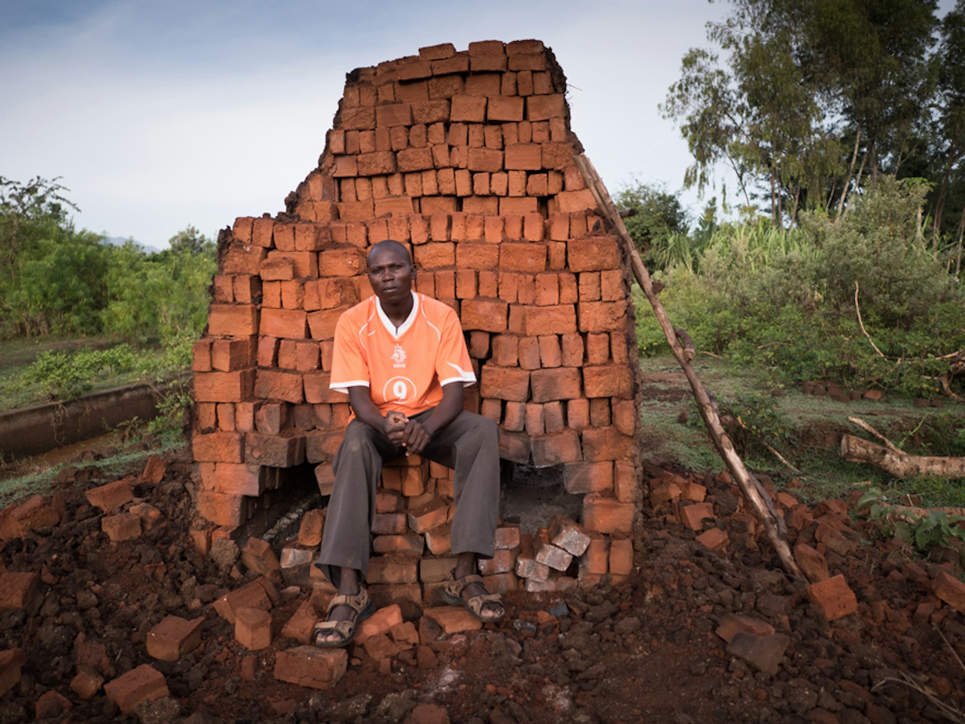 Kennedy Otieno Okuk, 35, brick burner. "After primary school I first became a fisherman, like most of the men here at Lake Victoria. Later, my brother took me to Eldoret. He‘s got a tailor‘s shop there. In the city I met someone who was burning bricks. I‘d never seen anything like it. He had a lot of business and was a respected man. I was impressed by that, so I studied his technique and went back to my village, where nobody knew anything about bricks. There is enough clay on my piece of land, so it doesn’t cost me anything. The only thing I have to buy is the firewood. Burning bricks has changed my life. Without it, I would be like everyone else."