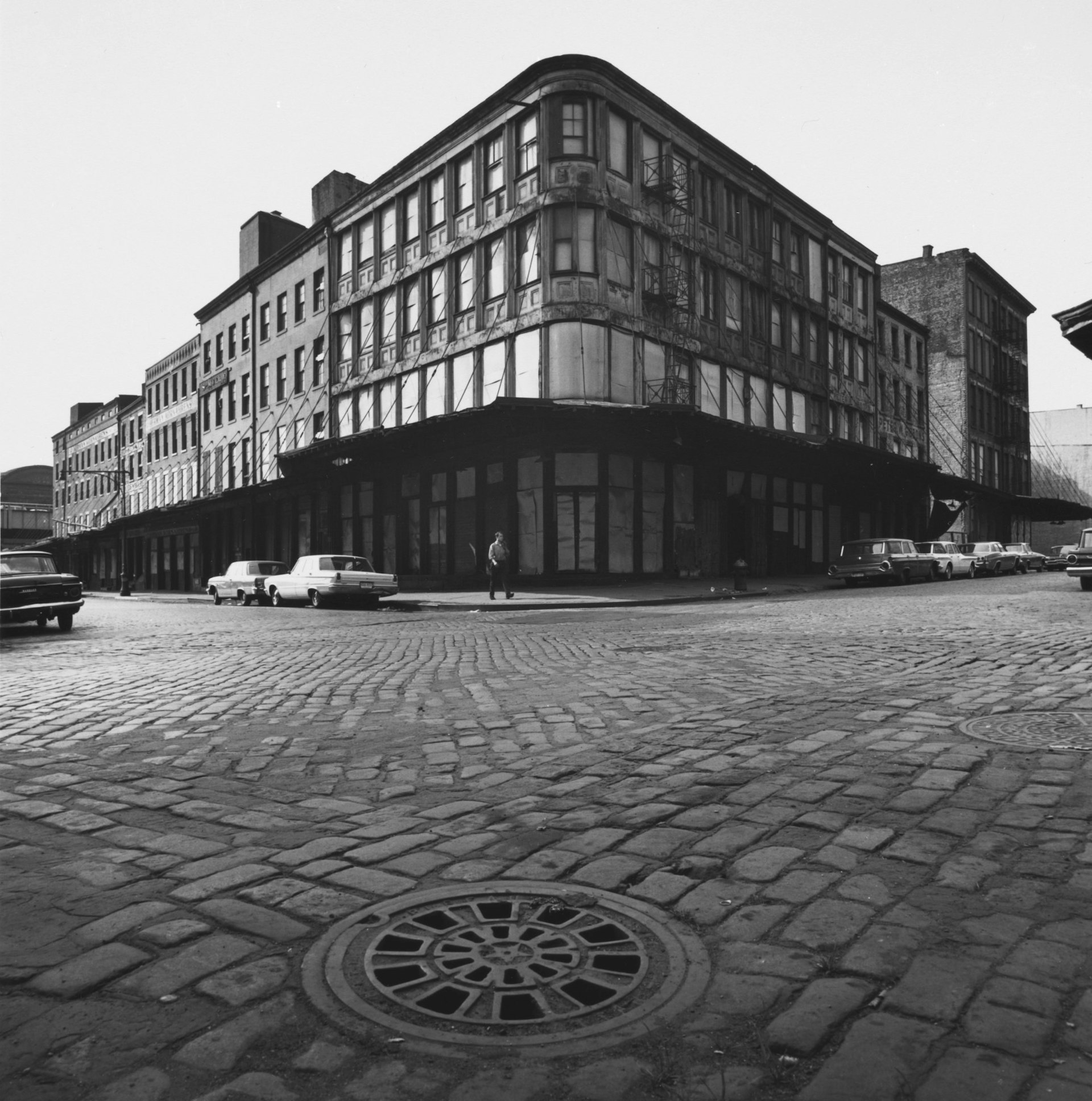 258 Washington Street at the northwest corner of Murray Street, 1966–67. The Cleveland Museum of Art, Gift of George Stephanopoulos