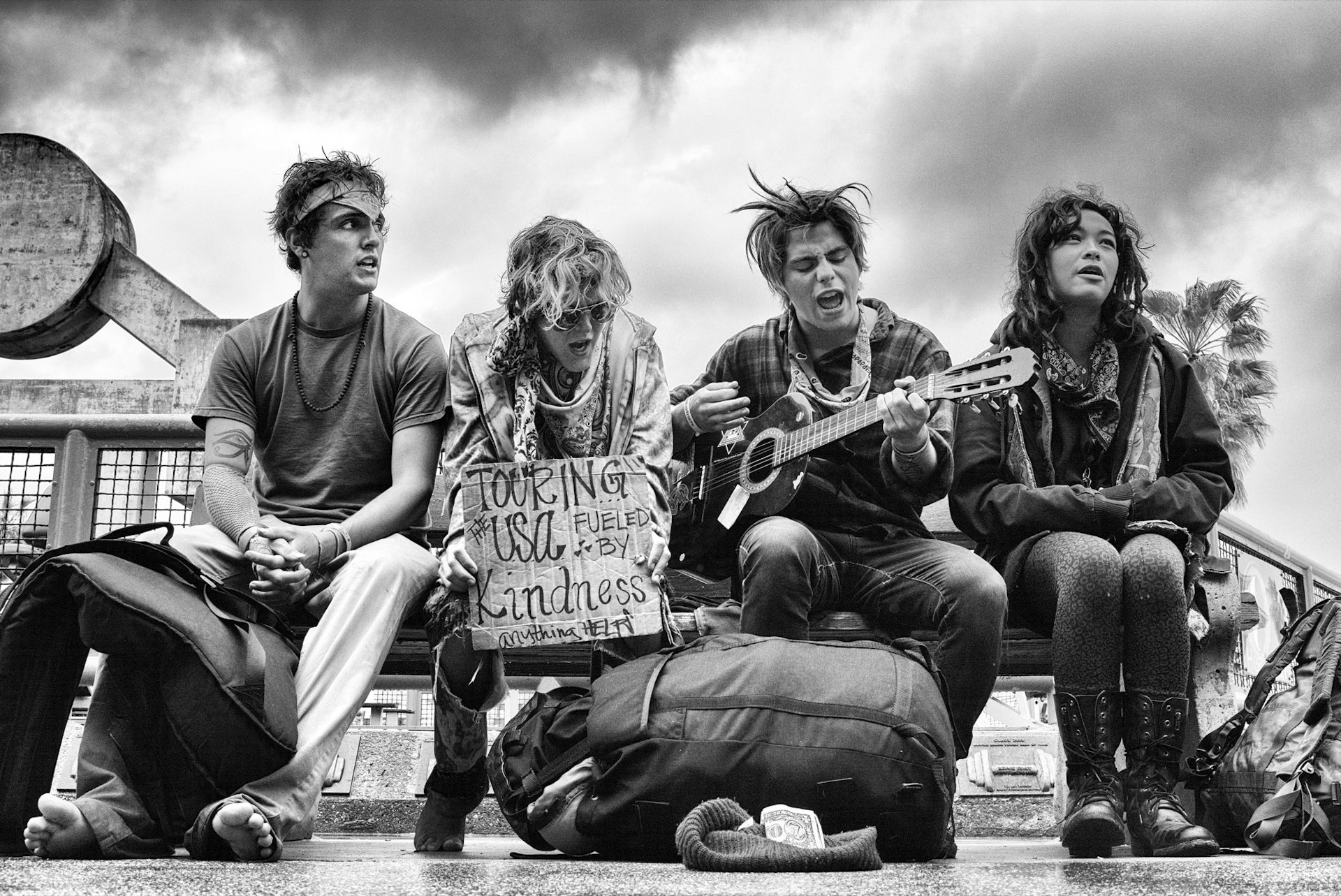 A group of young hippies sing on a bench across from the Muscle Beach Gym. © Dotan Saguy