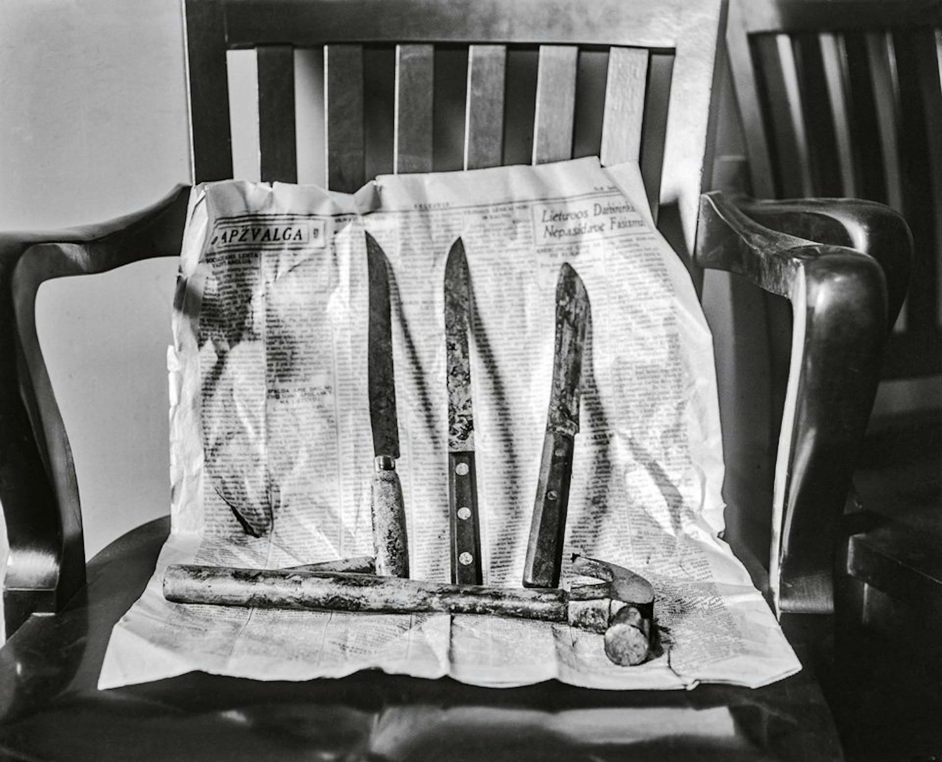 The bloody evidence of a murder spree awaits processing at police headquarters, ca. 1930. Copyright: Cliff Wesselmann Photo Courtesy of Gregory Paul Williams, BL Press LLC / TASCHEN