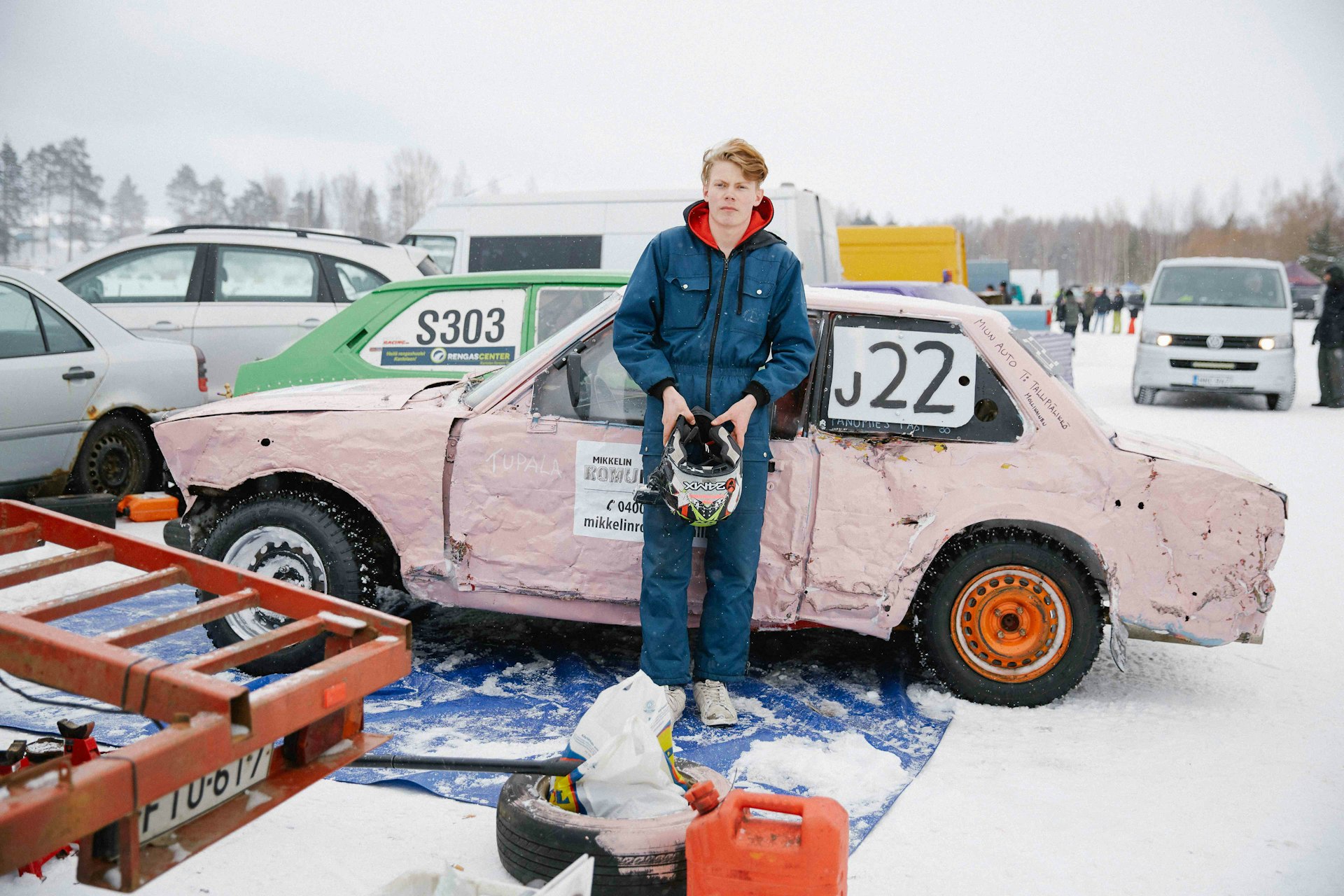 Having been unable to fix his car in time, Eetu borrows another car – affectionately known as 'the pink monster' – before a race.